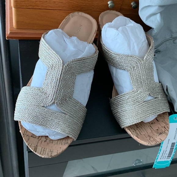 Stitch Fix Gorgeous gold tone wedge slide sandal size 6 - Picture 7 of 12